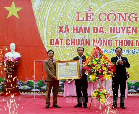 Đồng chí Nguyễn Văn Khánh - Phó Chủ tịch UBND tỉnh trao Bằng công nhận xã đạt chuẩn nông thôn mới cho Đảng bộ, chính quyền và nhân dân xã Hán Đà.